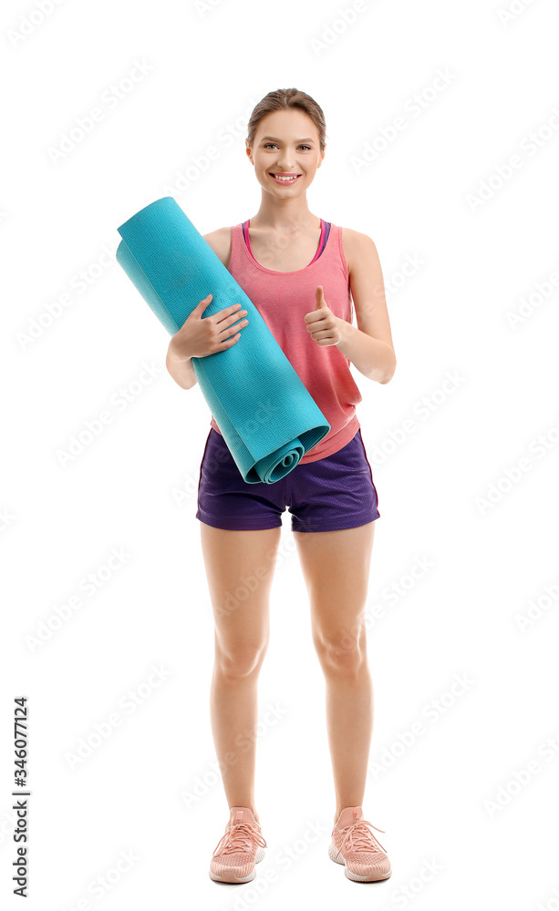 运动型年轻女性，白色背景下瑜伽垫拇指向上