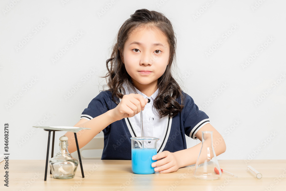 亚洲小学女生做化学实验