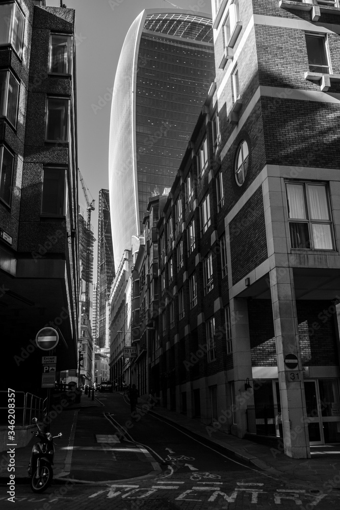 The City。英国伦敦利物浦街商业区之一的黑白照片。