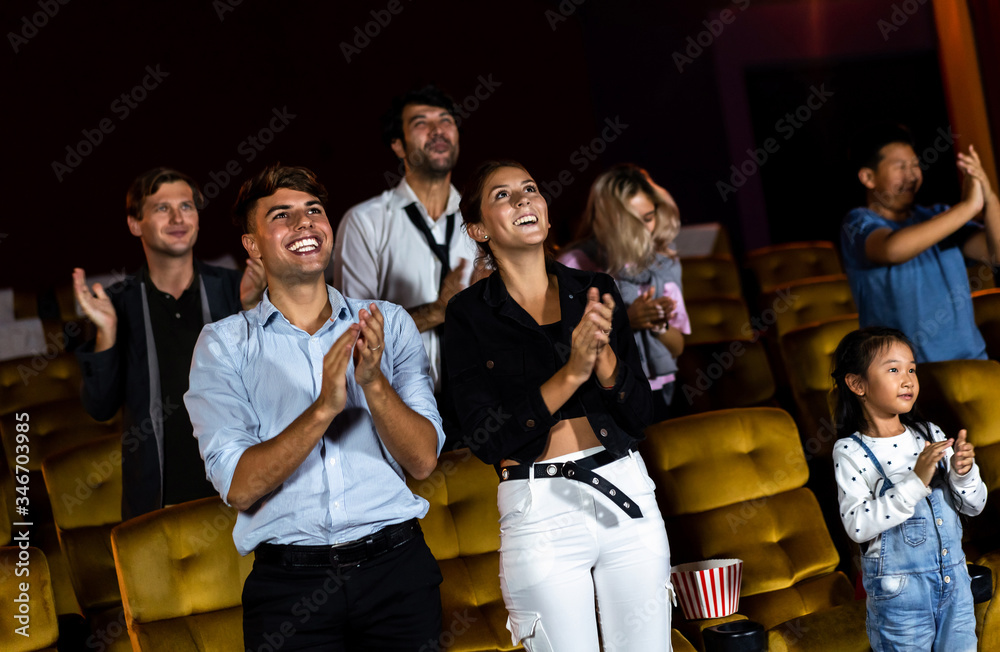 一群观众在电影院观看电影。集体娱乐活动和娱乐