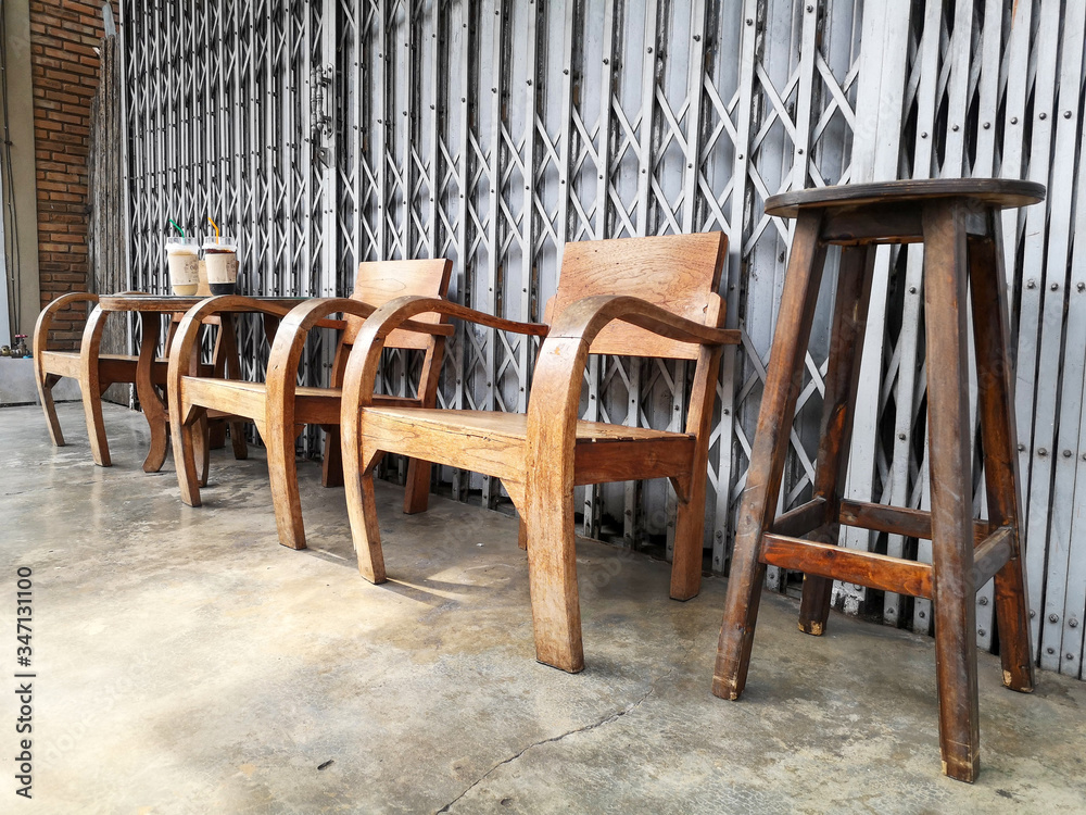 许多木椅都在等着咖啡爱好者坐着休息，放在老式m的前面