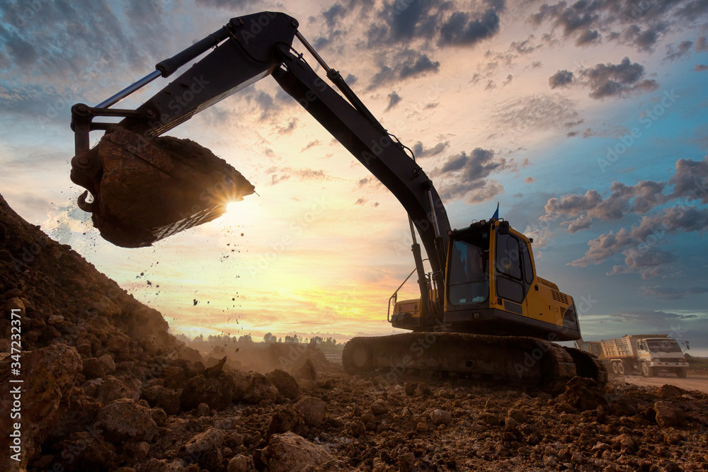 施工现场土方工程期间在沙坑处的挖掘机。
