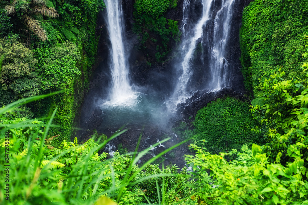 Sekumpul瀑布，印度尼西亚巴厘岛。夏季的自然热带景观。高水位