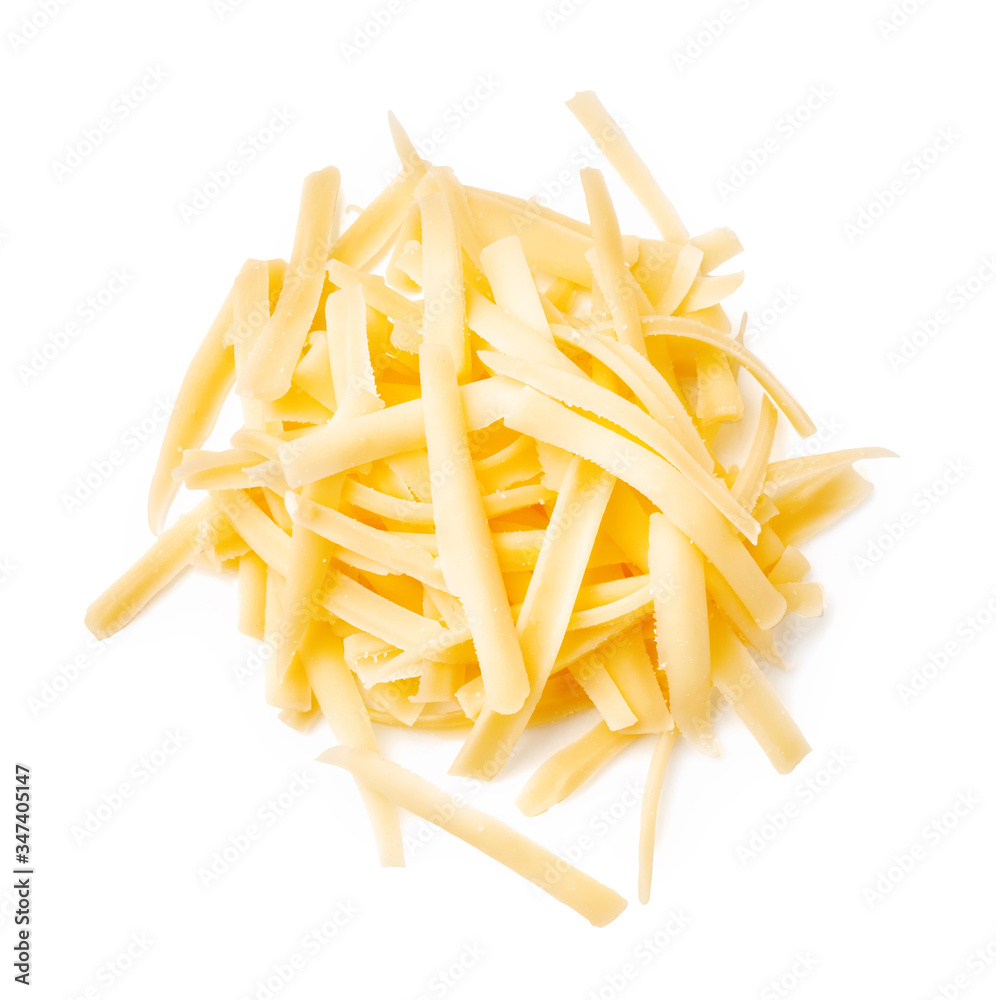 分离在白底上的磨碎的奶酪。奶酪切片。俯视图。