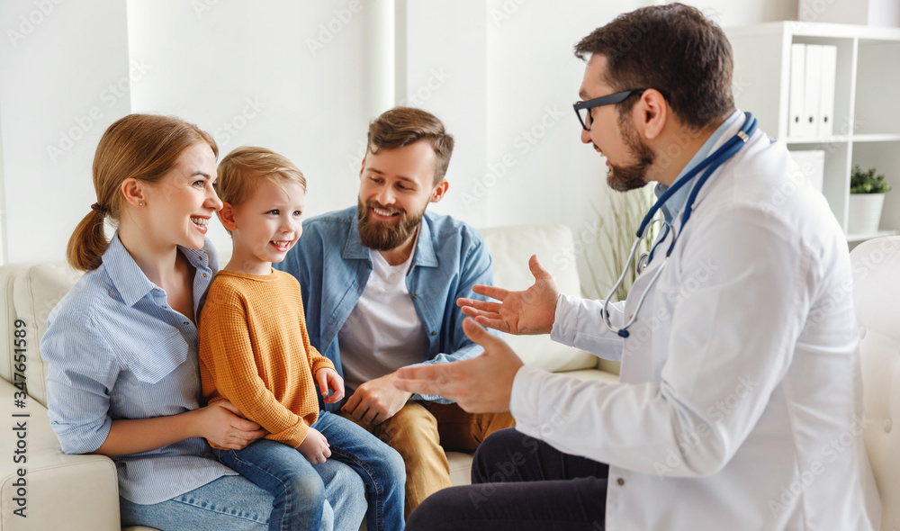 友好的医生与男孩和父母交谈。