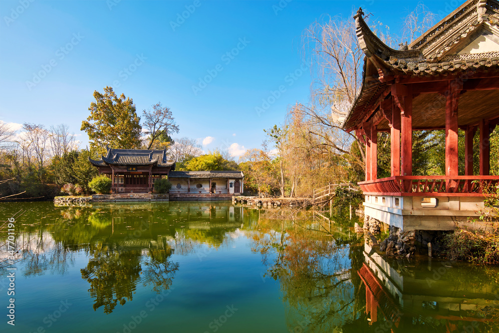 中国安徽省黄山市唐黄镇秋季湖畔的民居。