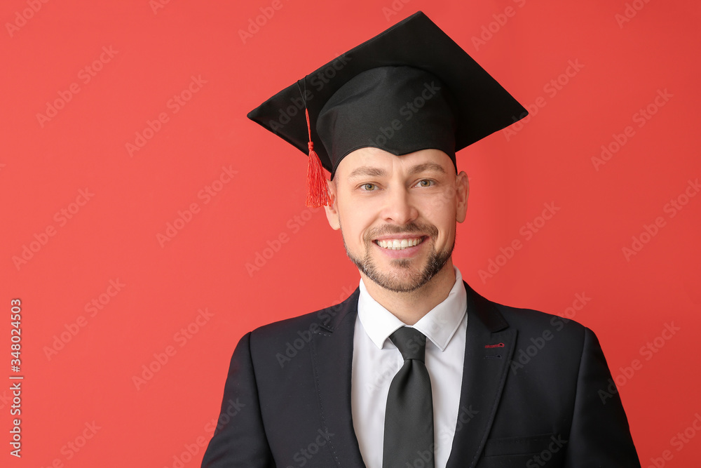 彩色背景戴毕业帽的男人