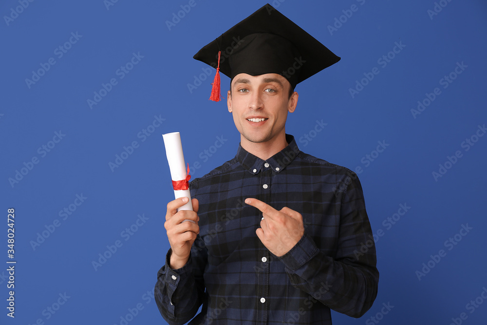 戴着毕业帽，背景是彩色文凭的年轻人