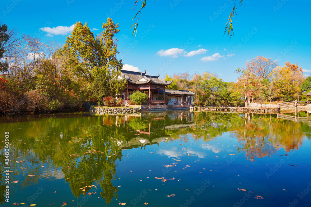 中国安徽省黄山市唐黄镇秋季湖畔的民居。