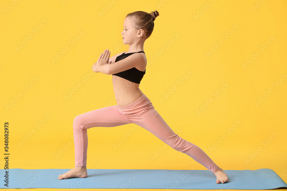 小女孩在彩色背景下练习瑜伽