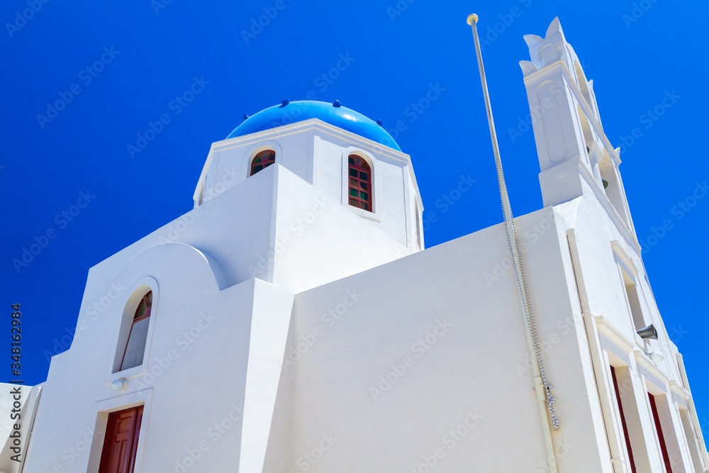 希腊圣托里尼岛Oia镇带蓝色圆顶的白色教堂