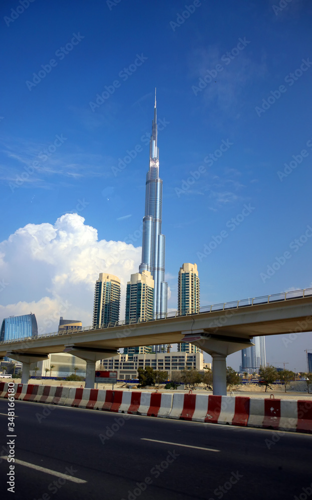Sheikh Khalifa路的景色。没有交通。城市的主干道。高层建筑。全景。