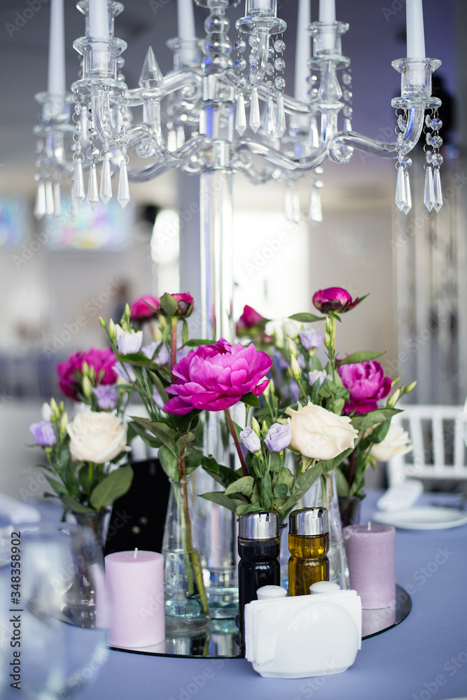 在餐厅的白色大厅里，有一些装饰有节日装饰的桌子，用于举行婚礼，d