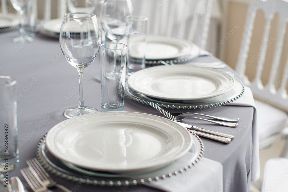 一张铺着桌布的桌子，一盘漂亮的白菜，一个漂亮的盘子，在餐馆里吃晚饭