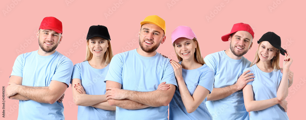 年轻人戴着时尚的彩色帽子