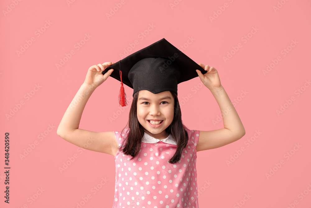 彩色背景戴毕业帽的小女孩