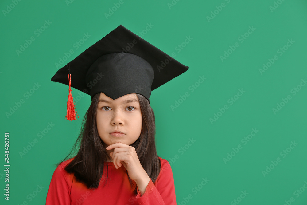 彩色背景戴毕业帽的小女孩