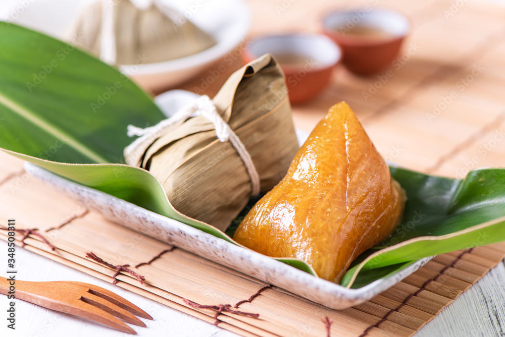 粽子-碱性中国粽子水晶食品，装在盘子里，适合传统端午节D食用
