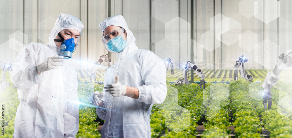 基于物联网的智能农业监测系统，科学家农民在温室实验室种植植物
