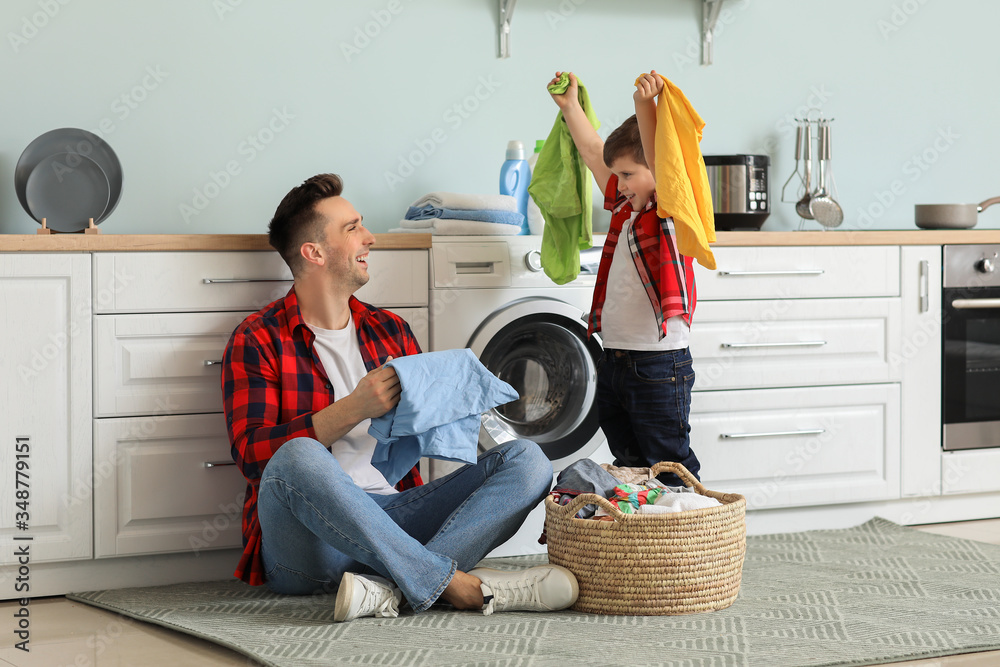 男人和他的小儿子在家洗衣服