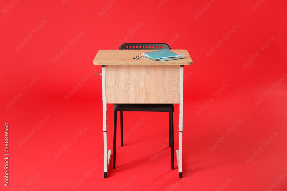 彩色背景带椅子的学校书桌