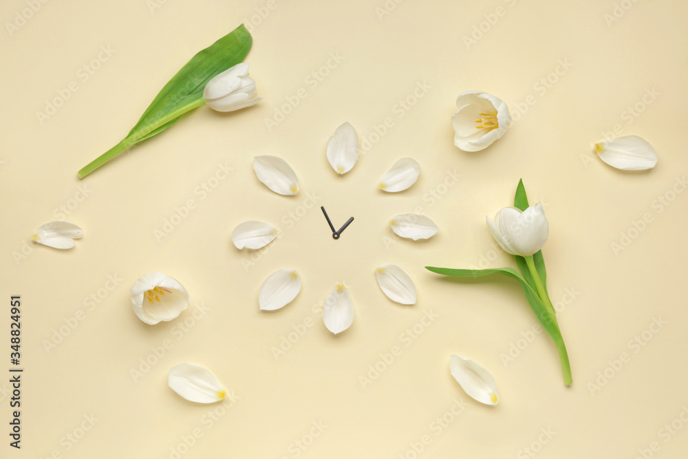 彩色背景花朵制成的时钟。春天的时间
