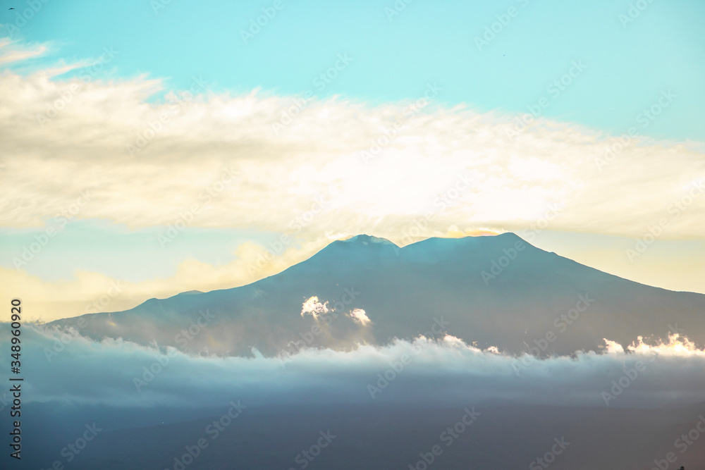埃特纳火山日落时，西西里岛埃特纳火山被雾遮蔽的彩色照片。