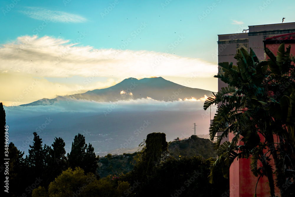 埃特纳火山日落时，西西里岛埃特纳火山被雾遮蔽的彩色照片。