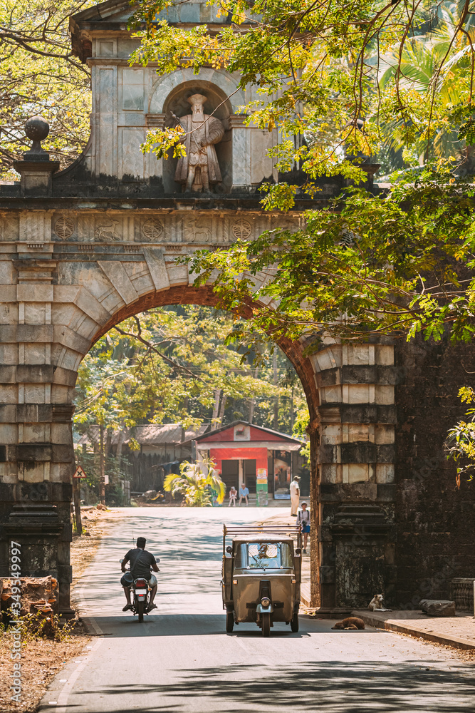 印度老果阿。汽车人力车或嘟嘟车穿过老总督拱门。著名的Vasco Da Gama