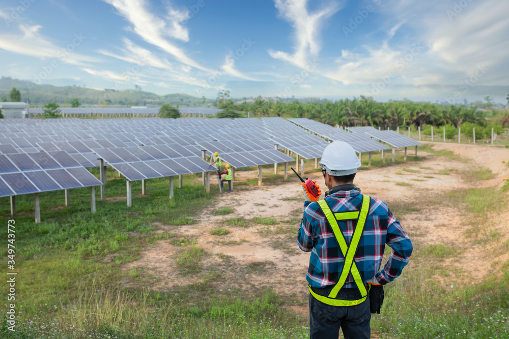 亚洲工程师，正在检查太阳能发电厂的设备；纯能源；可再生能源