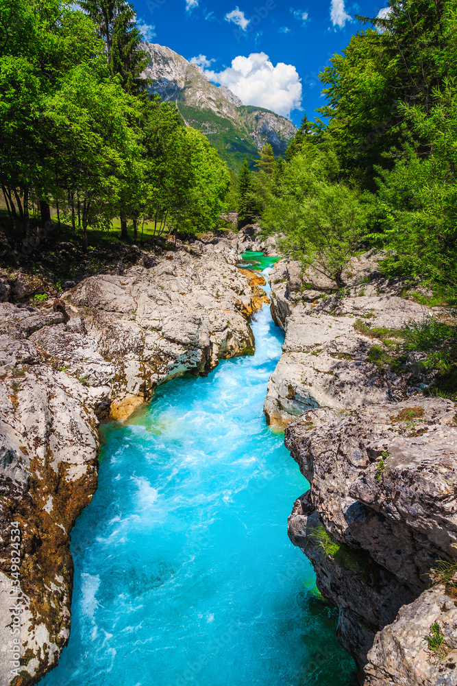 斯洛文尼亚波韦茨，狭窄的峡谷，有美妙的绿松石索卡河