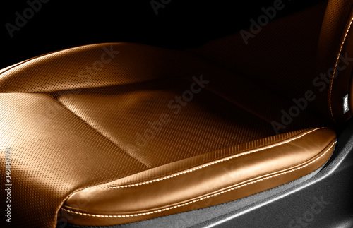豪华现代汽车的棕色皮革内饰。穿孔棕色皮革舒适座椅与sti