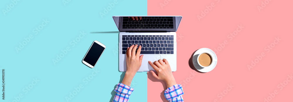女人用笔记本电脑、手机和一杯咖啡
