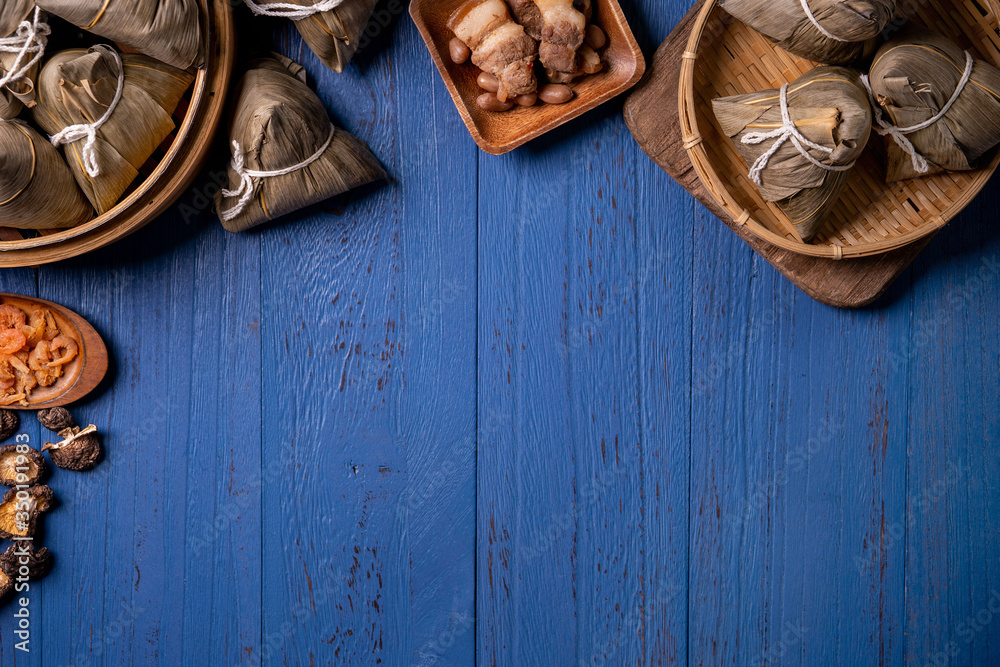 粽子、粽子——端午节蓝色木质背景上的传统中国食物，