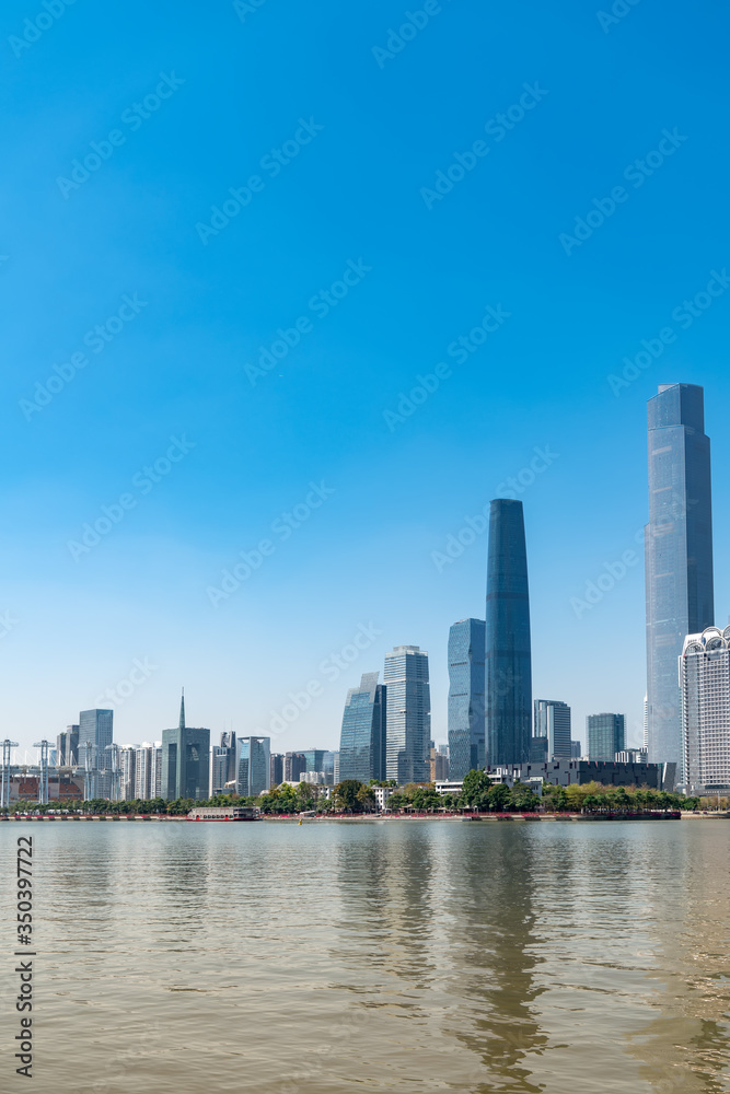 中国广州现代建筑的天际线……