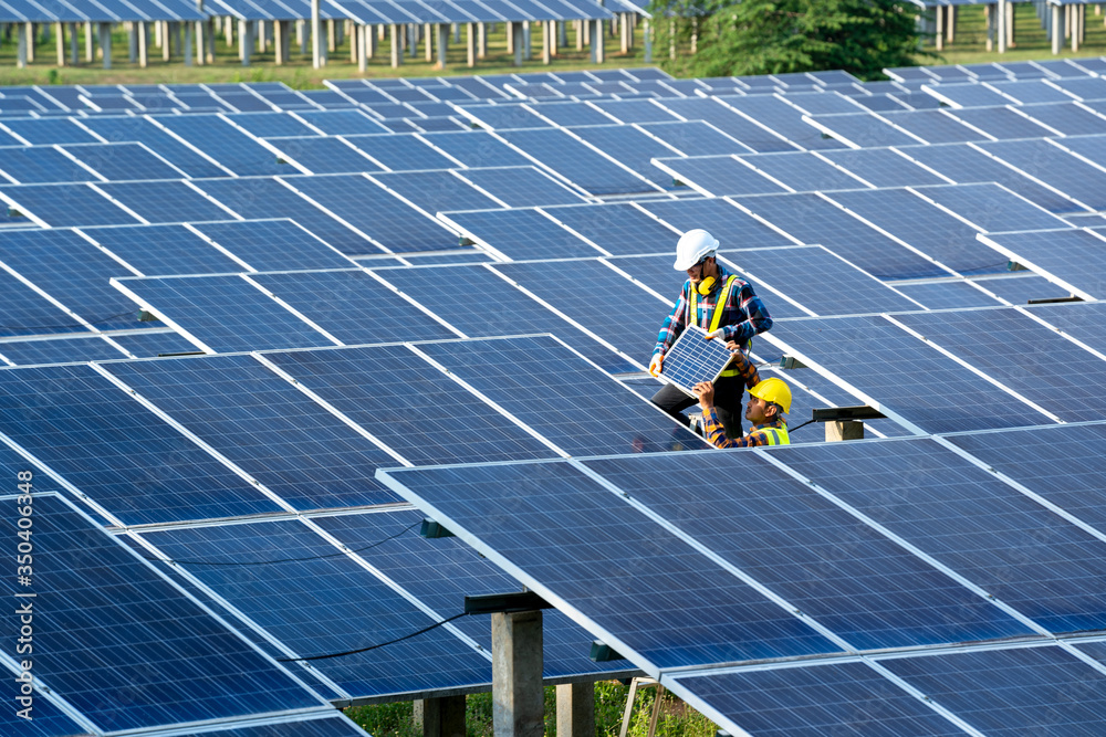 负责检查和维护sunn太阳能电池板附近太阳能电池的工程师小组