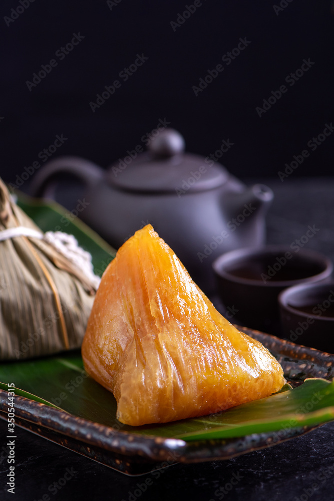 碱性粽子粽子-中国传统甜水晶食品，装在盘子里吃龙