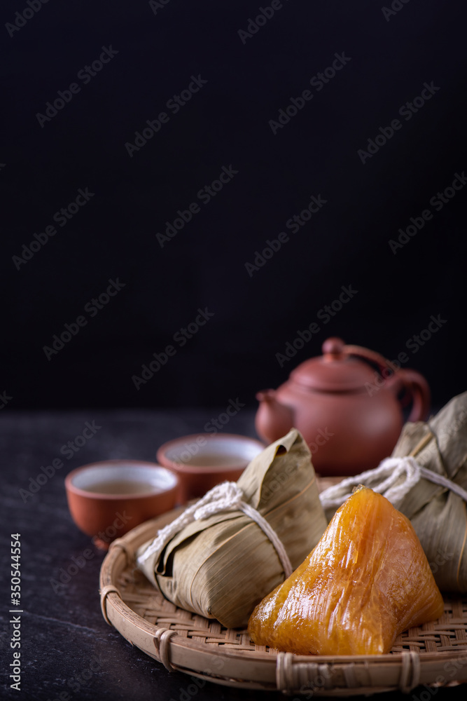 碱性粽子粽子-中国传统甜食，装在盘子里吃龙