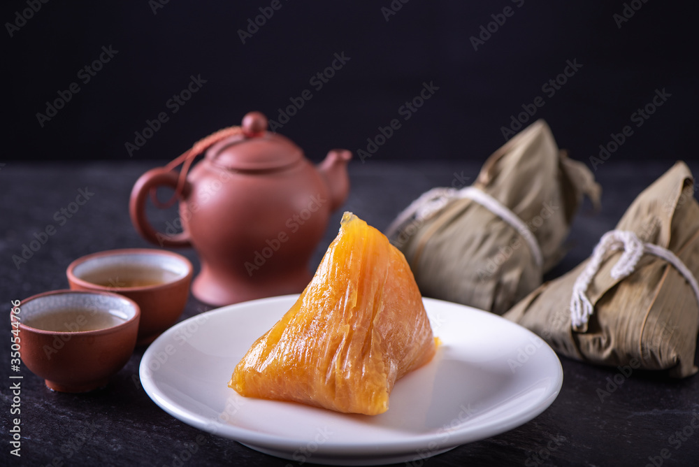 碱性粽子-中国传统甜水晶食品，装在盘子里吃龙
