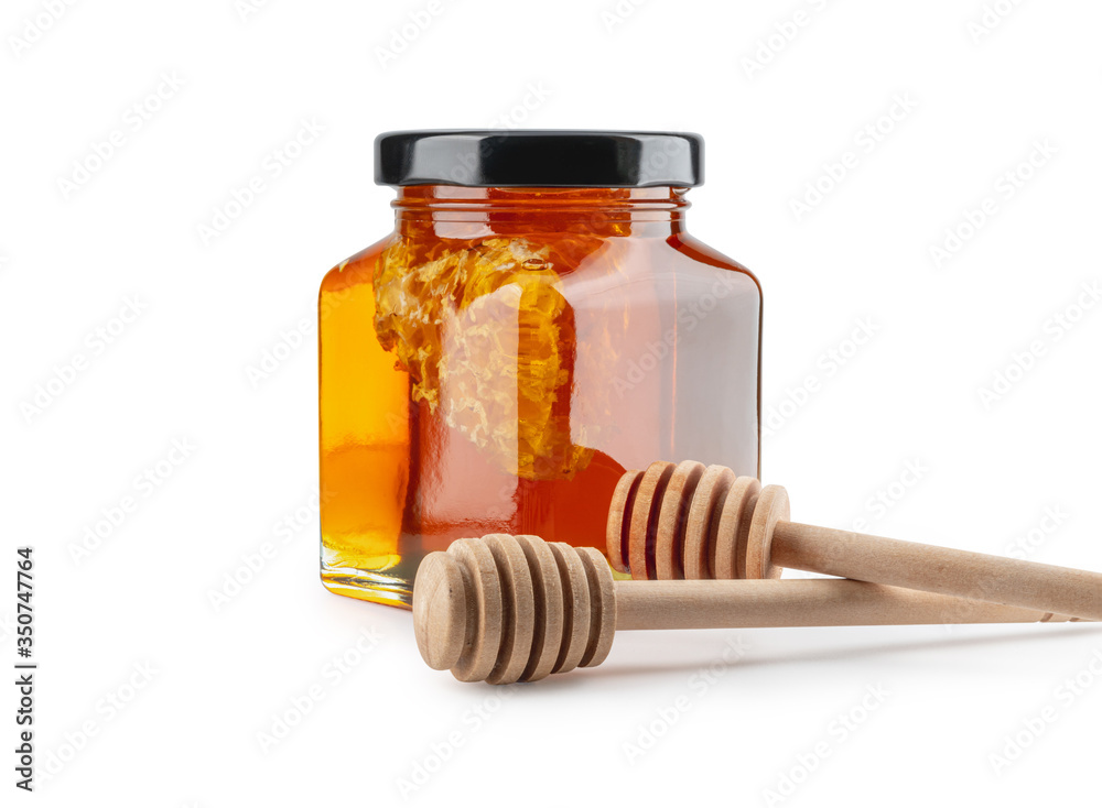 蜂蜜玻璃瓶和勺子被隔离在白色背景上，文件包含一个剪辑路径。