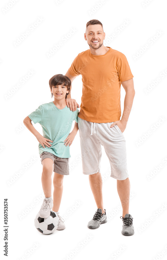 父亲和小儿子拿着白底足球