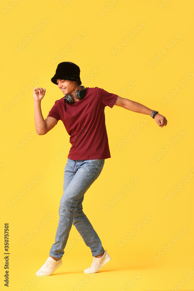非洲裔美国青少年在彩色背景下跳舞