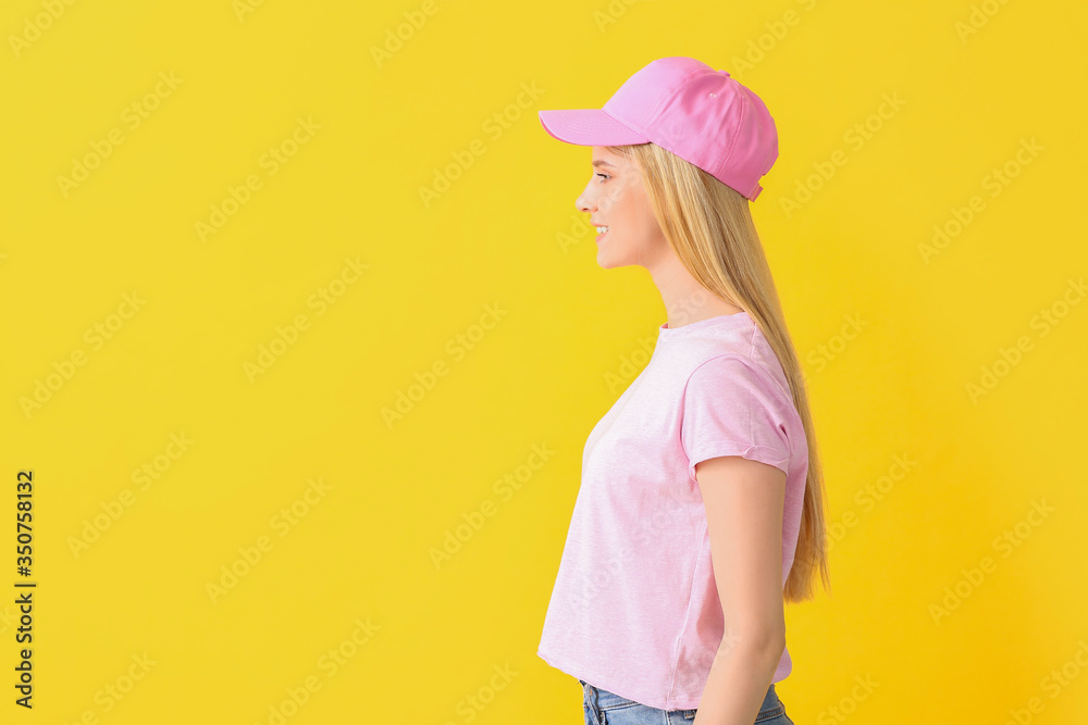 美丽的年轻女子，戴着时尚的彩色背景帽子
