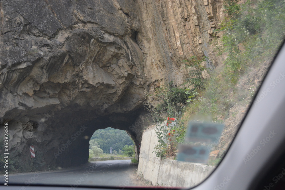 保加利亚，穿越奇妙悬崖的古老公路