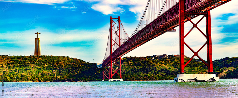 Paisaje de Lisboa al atardecer. Fotografía panorámica del puente 25 de Abril de la ciudad de Lisboa 