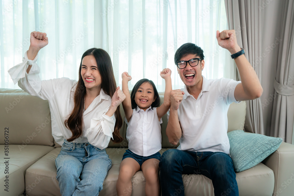 与父亲、母亲和女儿一起享受周末活动的快乐亚洲家庭的糖果花更多的钱
