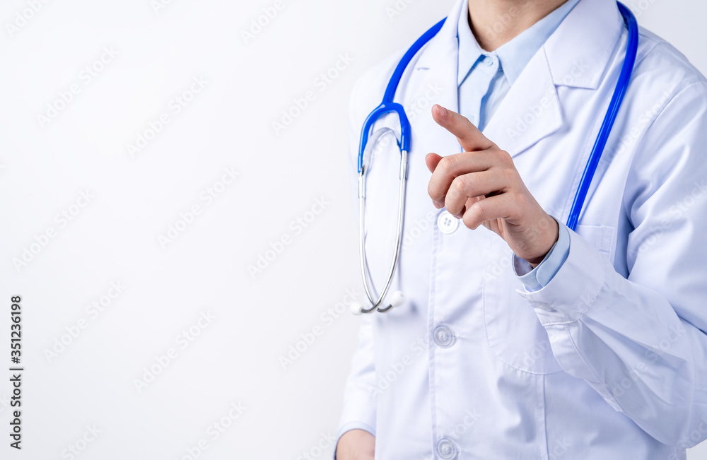 女医生身体部位有手势，年轻女医生听诊器隔离在白色