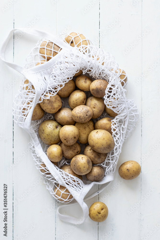 白色网袋新鲜天然生土豆