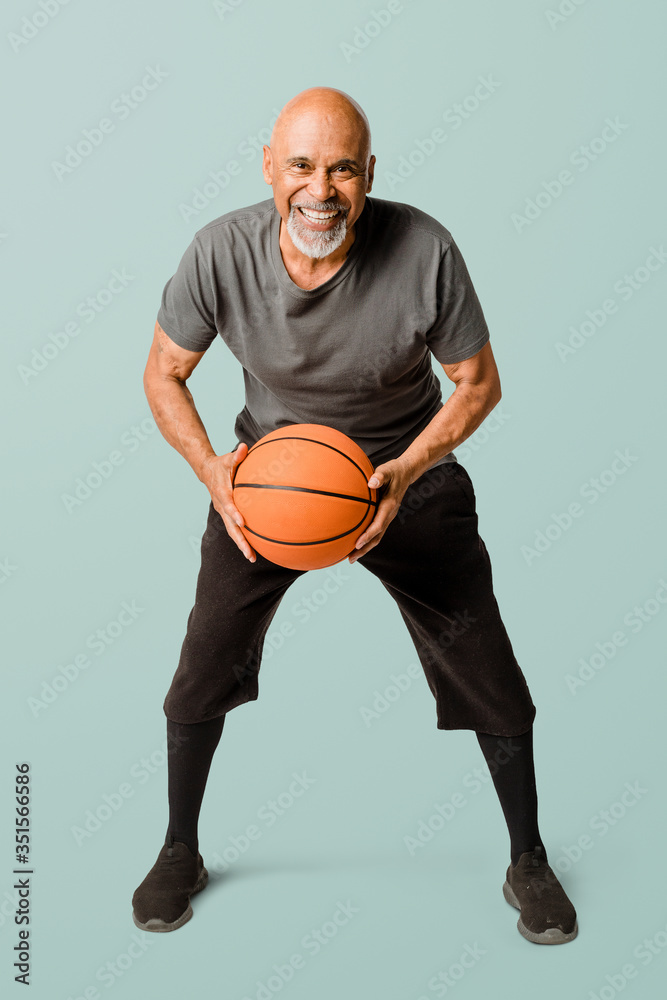 退休男子在玩篮球模型