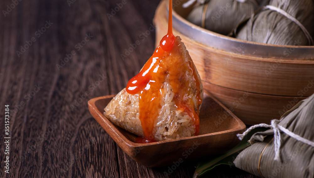 端午节美食-粽子，亚洲年轻女性吃中国传统美食